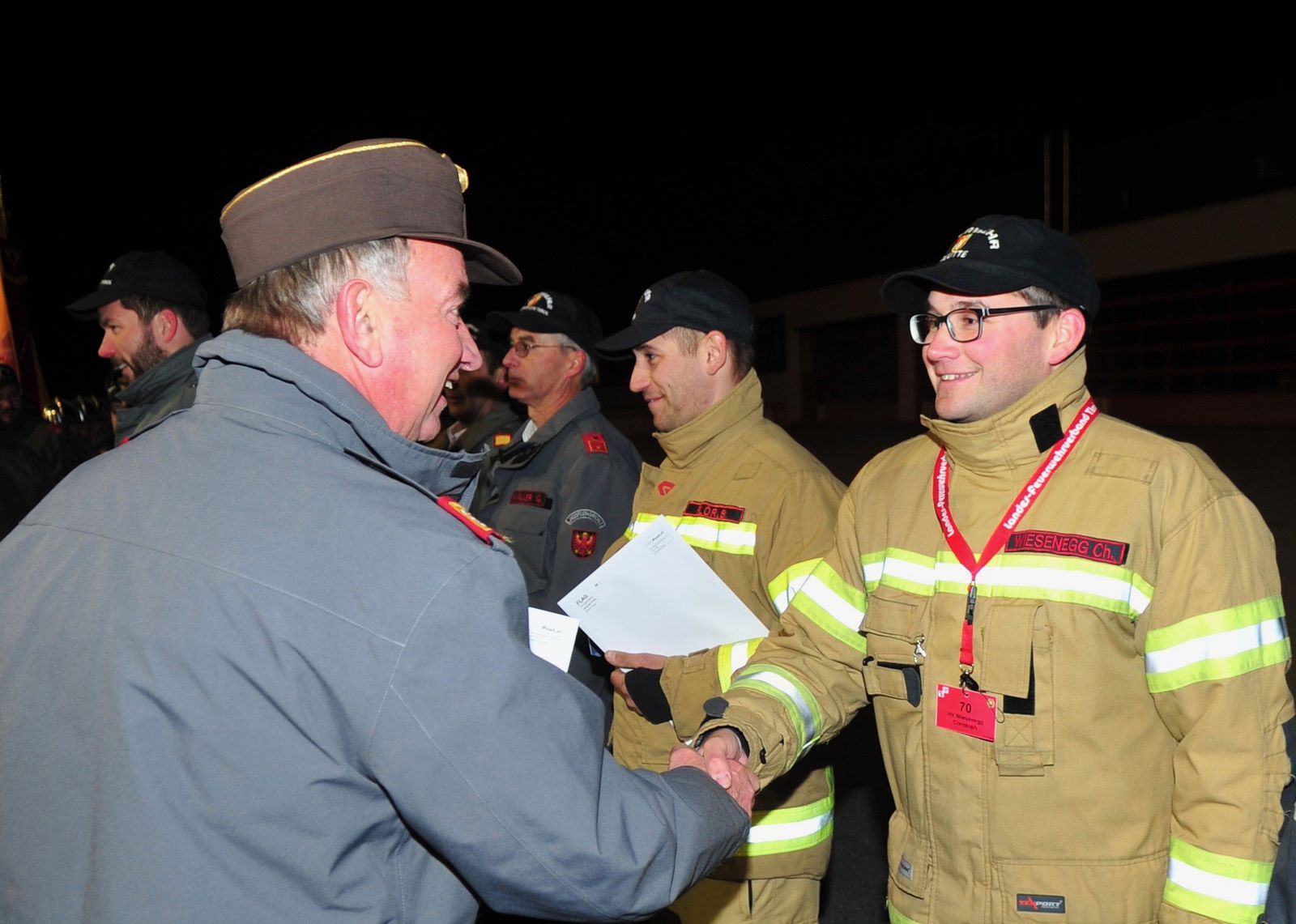 Das Feuerwehr-Leistungsabzeichen in Gold wird durch LBD Ing. Peter HÖLZL and HV Christoph WIESENEGG überreicht.