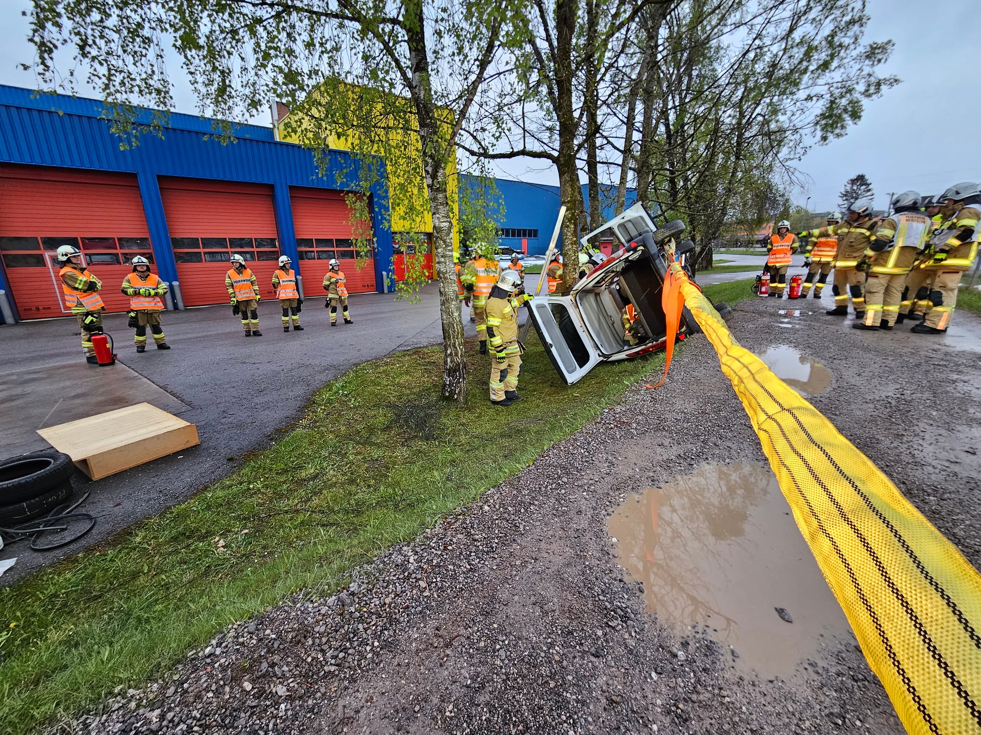 Übung: Verkehrsunfall - Abgestürztes Auto