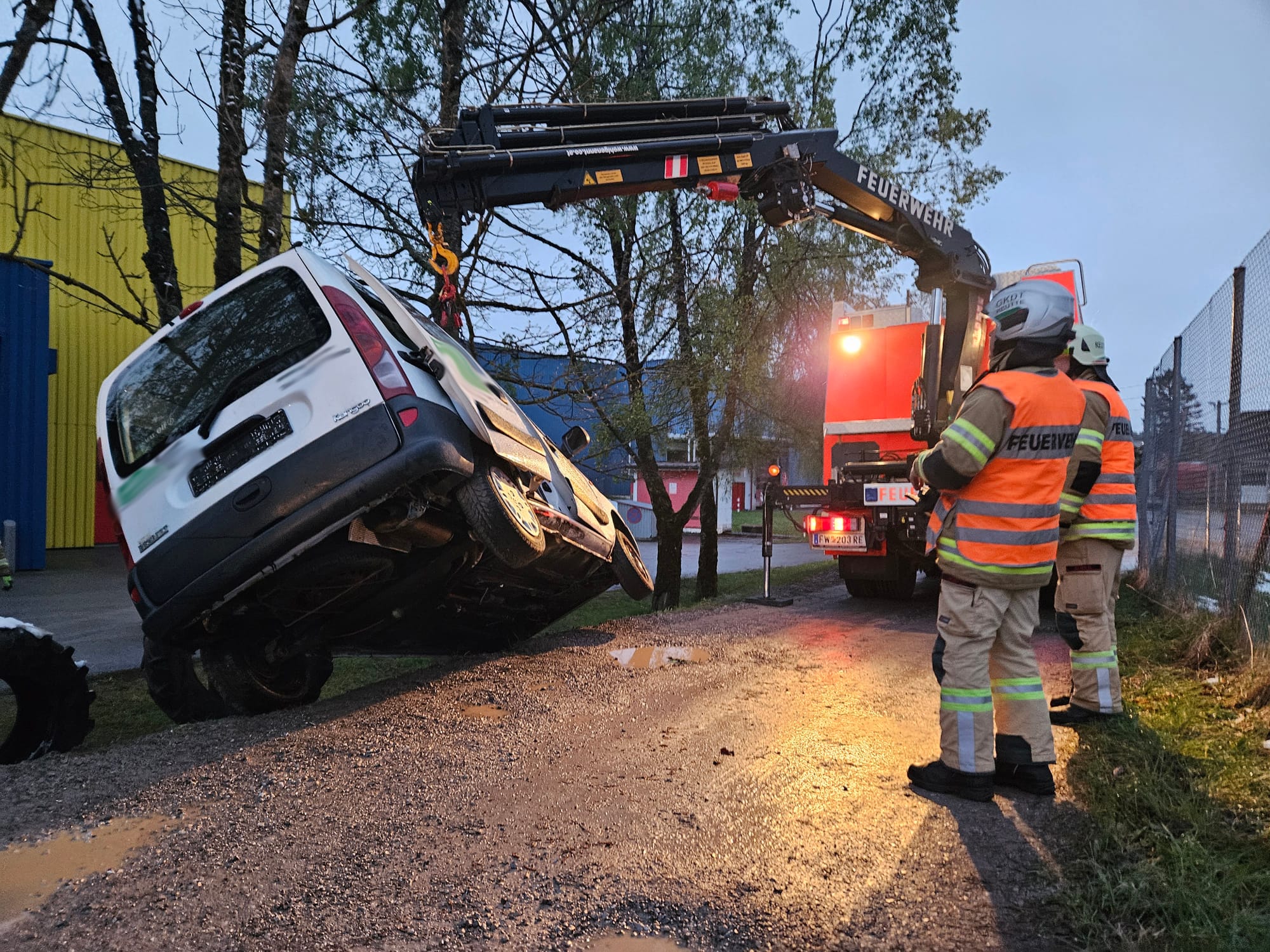 Übung: Verkehrsunfall - Abgestürztes Auto