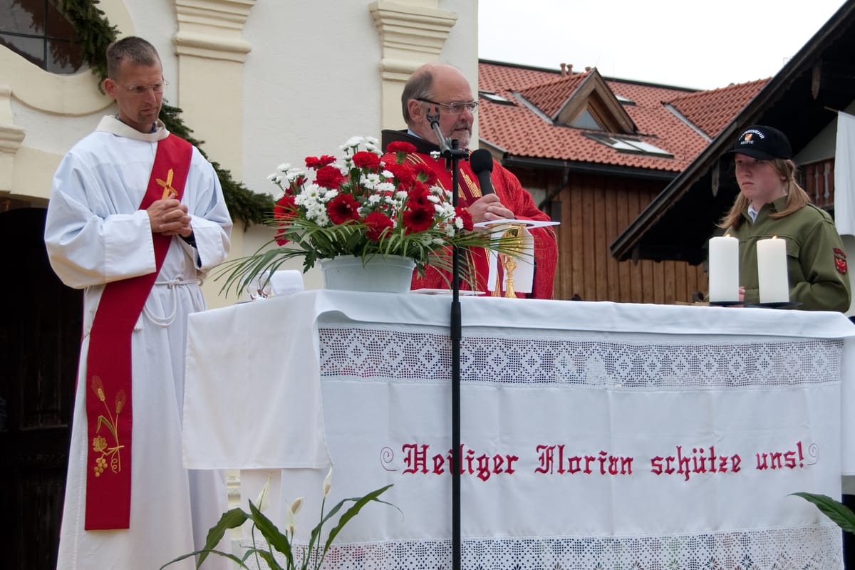 Priester bei der Heiligen Messe