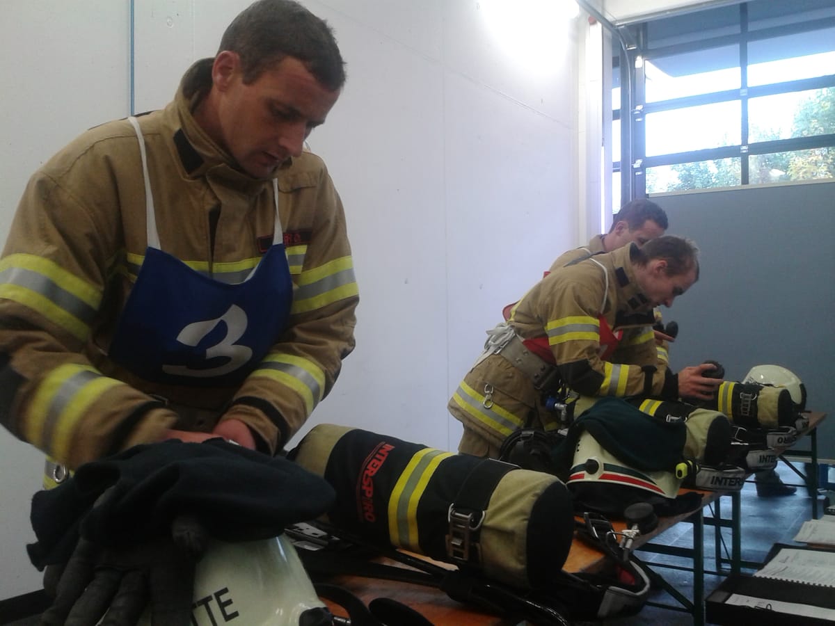 Feuerwehrmänner mit Atemschutzgerät