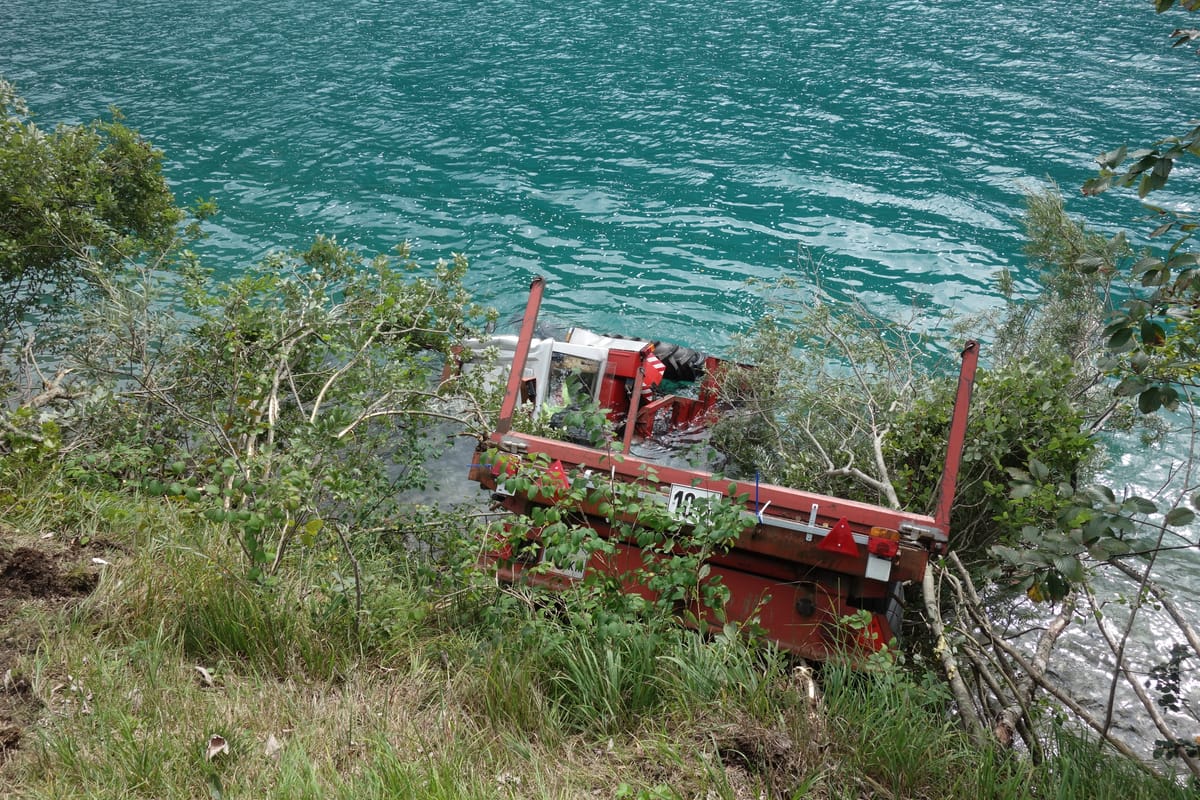 Der Traktor liegt im Wasser