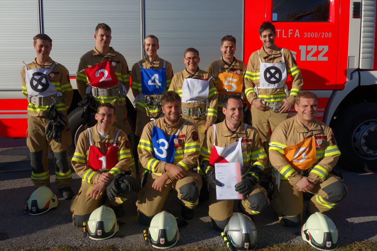 Zehn Feuerwehrmänner in Einsatzuniform