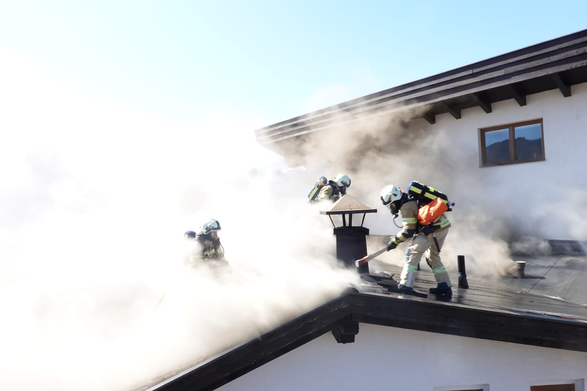 Brandbekämpfung unter Atemschutz am Dach