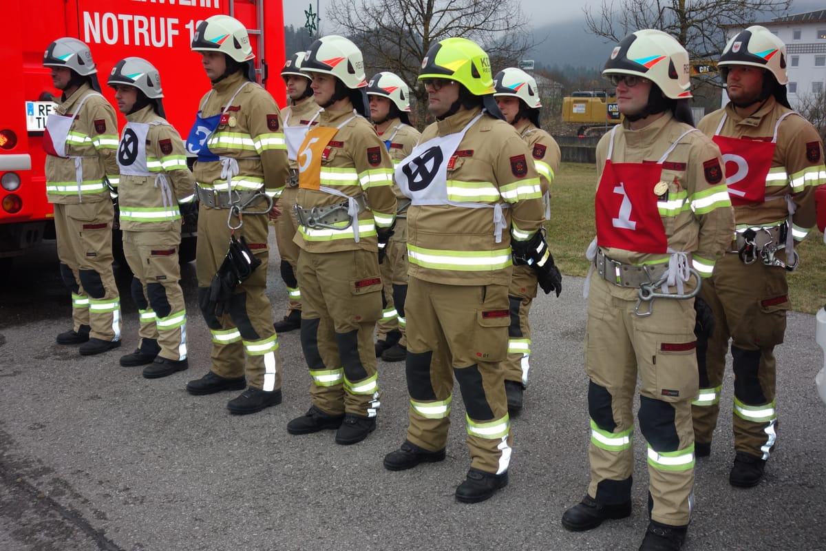 Eine Gruppe der Feuerwehr Reutte ist zur Leistungsprüfung angetreten.