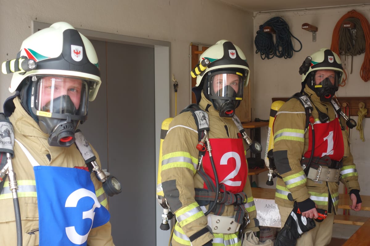 Der Atemschutztrupp der Feuerwehr Reutte beim Start in die Leistungsprüfung.