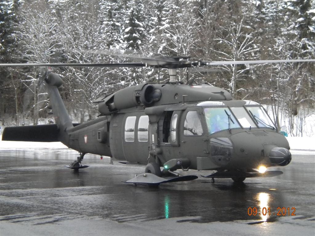 Mehrzweckhubschrauber des Österreichischen Bundesheers vom Typ S-70 „Black Hawk“ am Parkplatz gelandet.