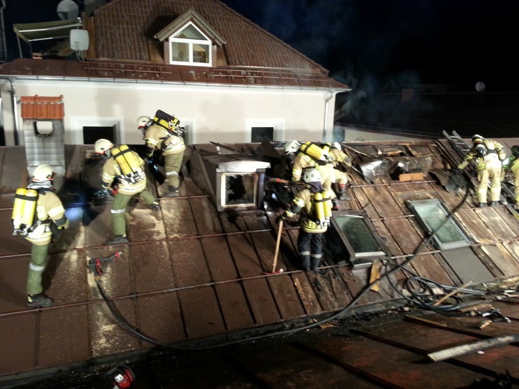 Mehrere Feuerwehrleute am Dach