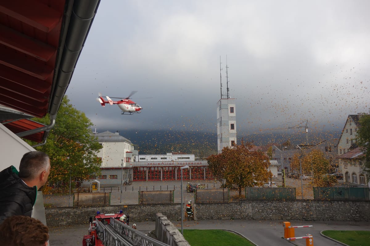 Hubschrauber im Landeanflug vor der Feuerwehrhalle Reutte