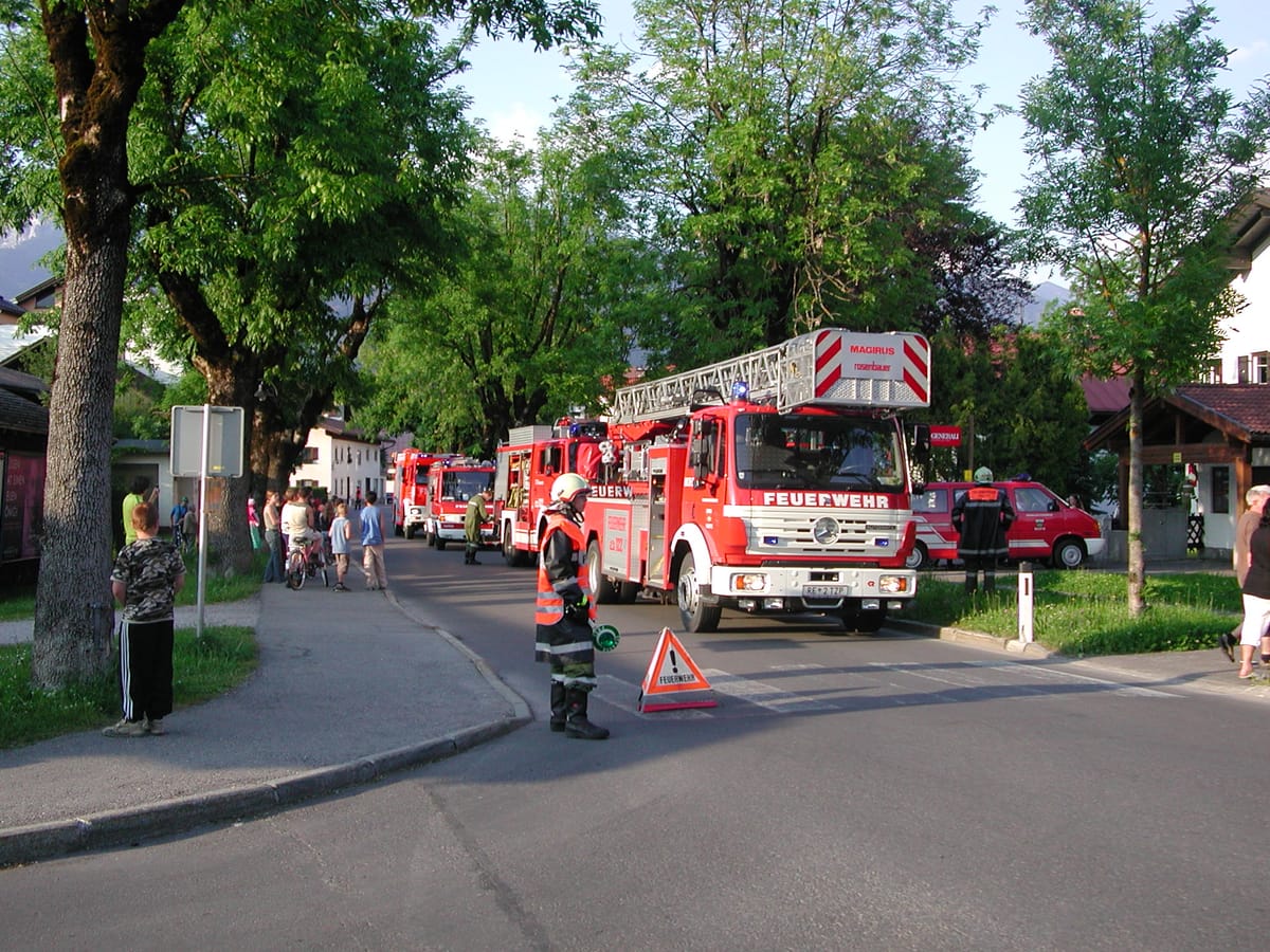 Der Löschzug der Feuerwehr Reutte vor dem betroffenen Wohnhaus
