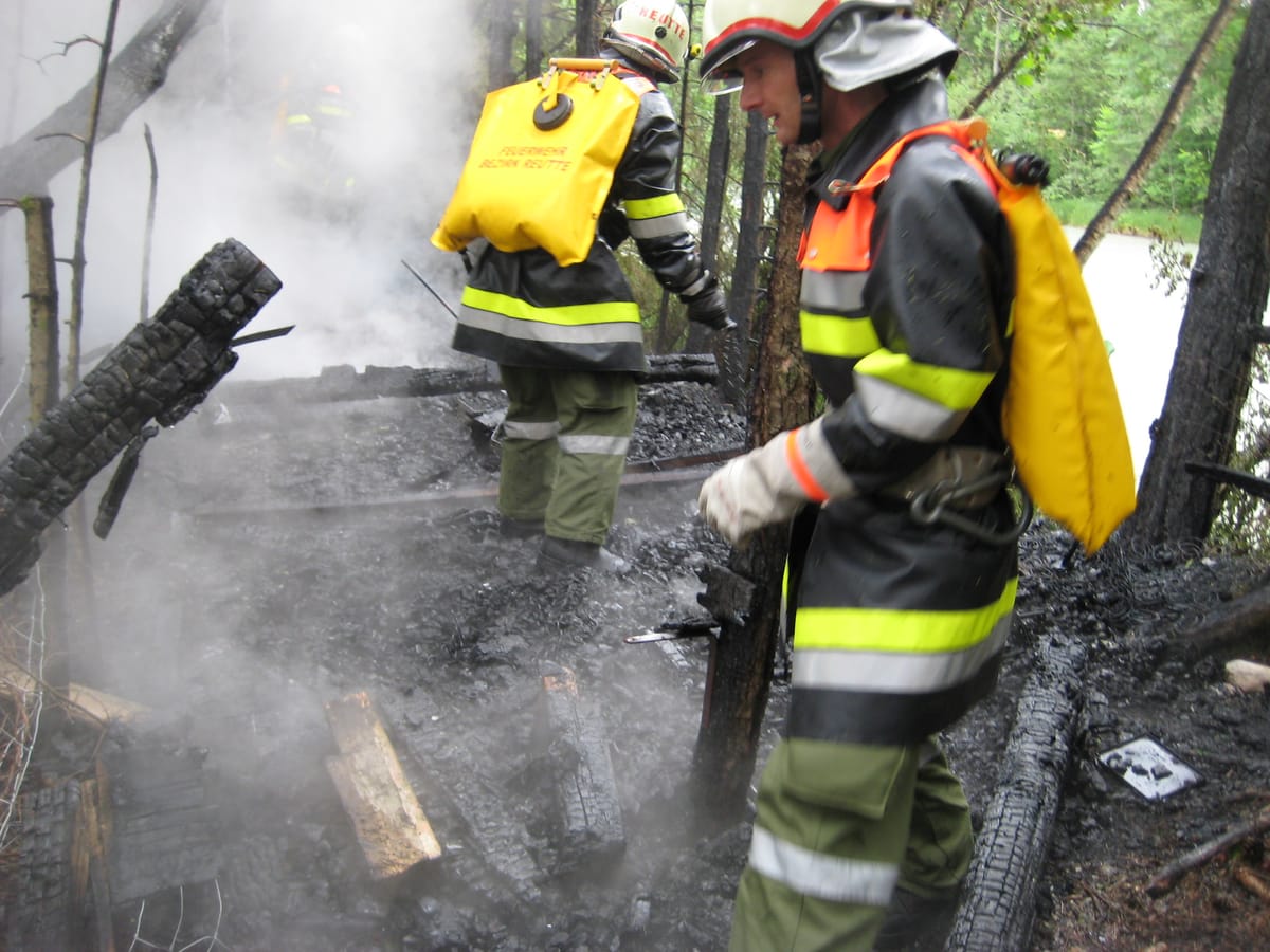 Feuerwehrmitglieder bekämpfen die Glutnester mit Löschrucksäcken