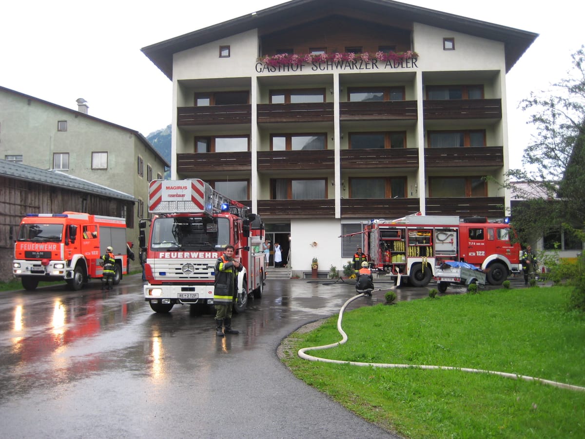Mehrere Feuerwehrfahrzeuge im Hinterhof vom Gasthof Schwarzer Adler