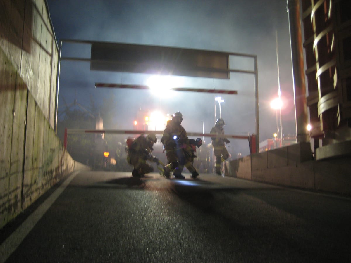 Übung - Fahrzeugbrand in der Tiefgarage beim EUROSPAR in Reutte
