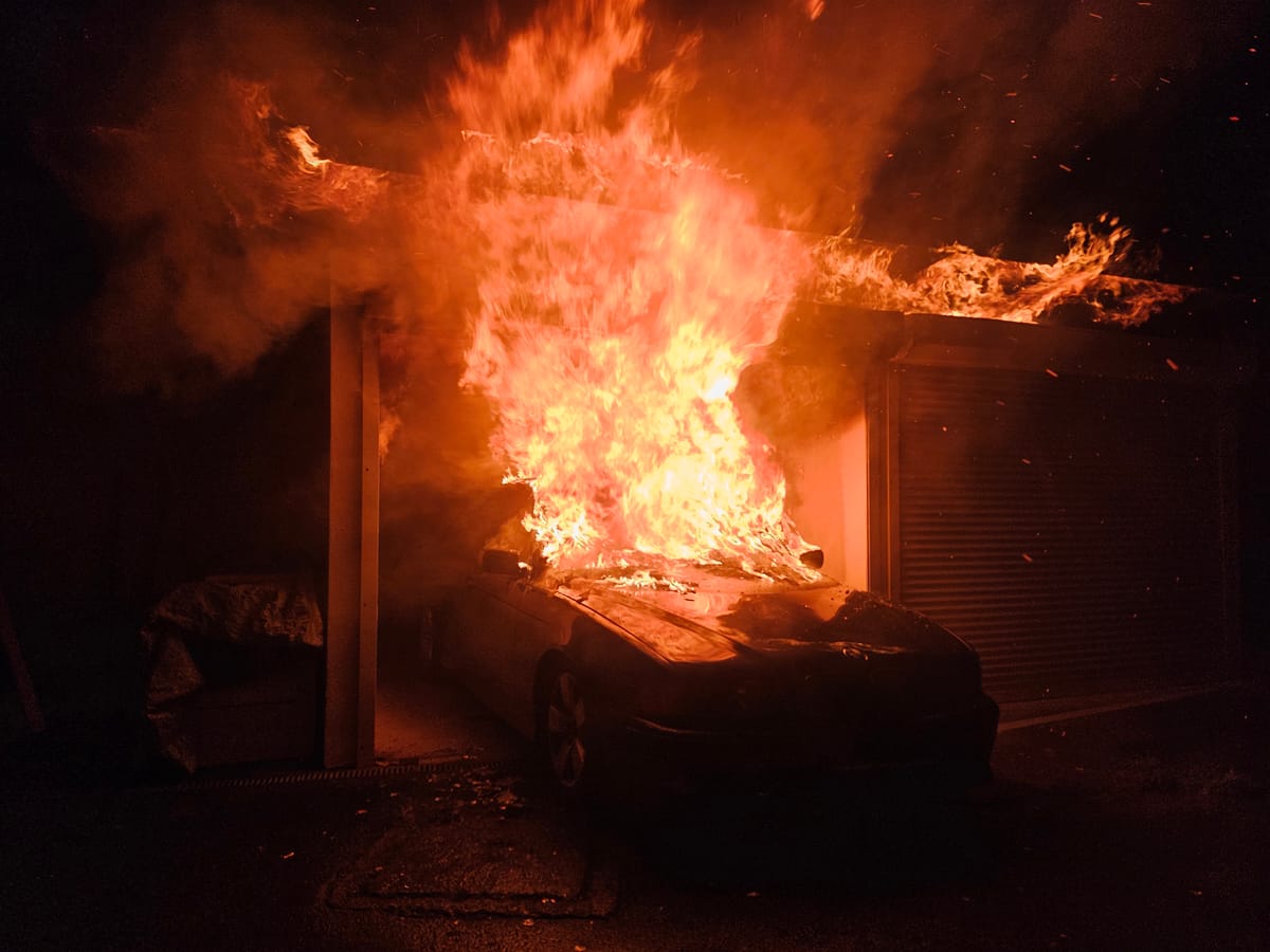 Fahrzeugbrand in Garage – Feuerwehr verhinderte Ausbreitung