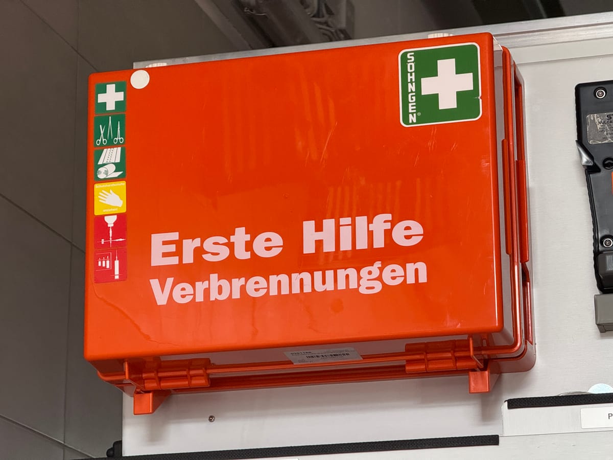 Das Ding der Woche – der Erste-Hilfe-Kasten für Verbrennungen
