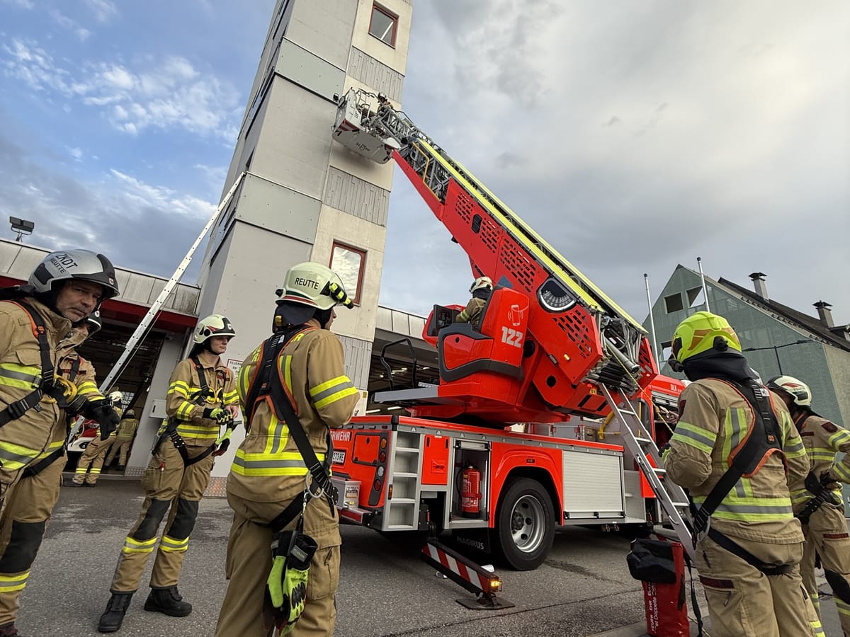 Sicher in die Höhe – Training mit Leitern und Drehleiter