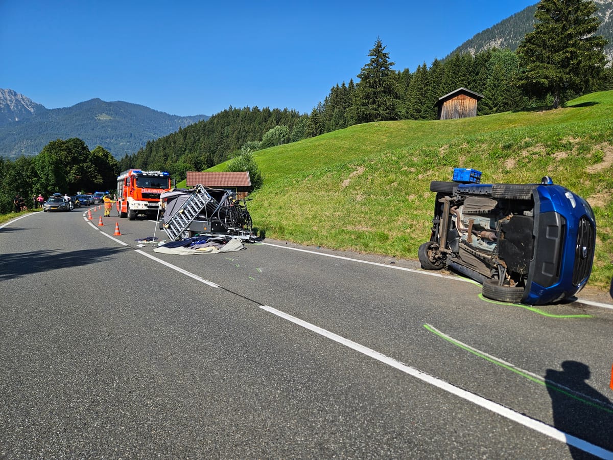 Unfall am Katzenberg: PKW mit Anhänger lag quer auf der Fahrbahn