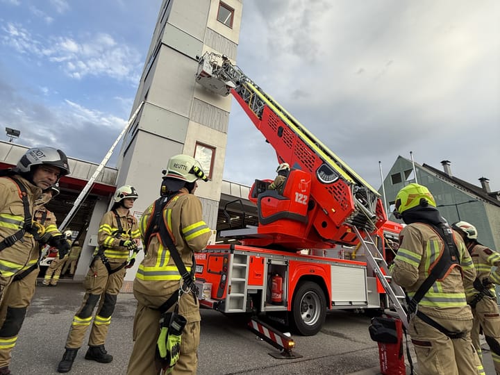 Sicher in die Höhe – Training mit Leitern und Drehleiter