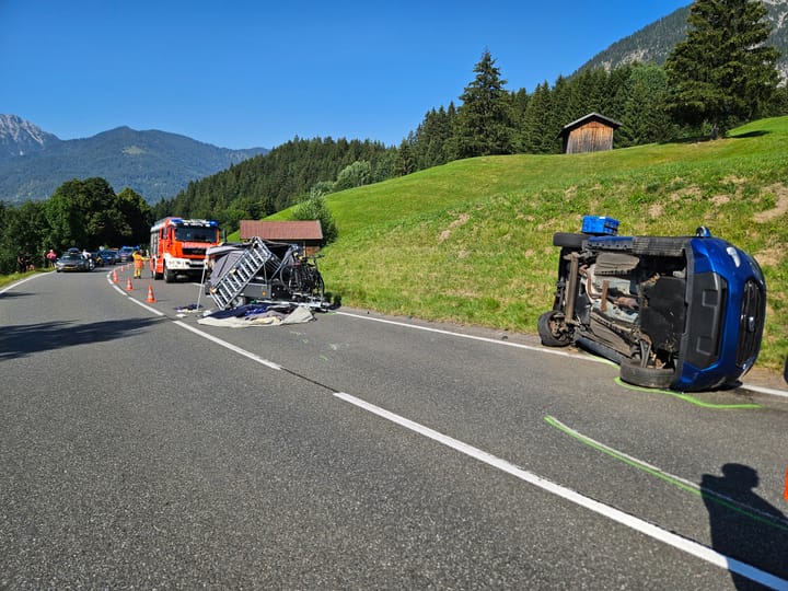 Unfall am Katzenberg: PKW mit Anhänger lag quer auf der Fahrbahn